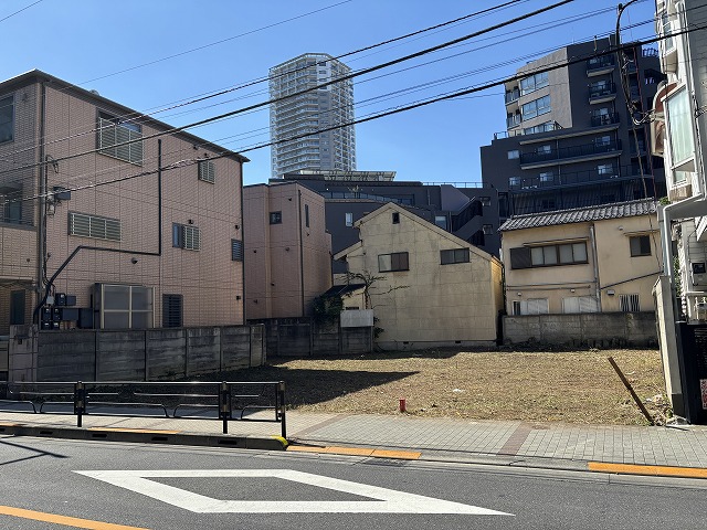 【現地土地】東京メトロ千代田線「根津」駅まで徒歩6分。JR山手線「上野」駅まで徒歩11分など、複数沿線を利用可能で利便性の高い立地です。