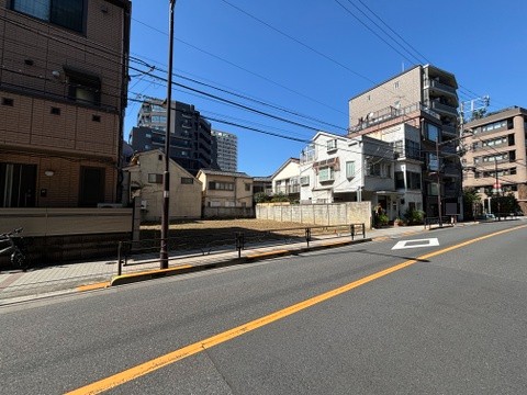 【前面道路含む現地】現況更地につき、建物プラン決定後、スムーズに建築へ移行可能です。前面道路は歩道付きで、徒歩での移動を快適に行えます。