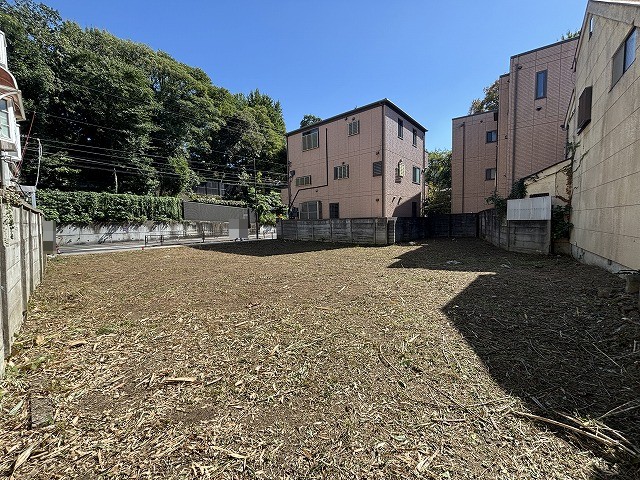 【現地土地】公営水道・本下水・都市ガス引き込み済です。平坦地エリアにつき、自転車や徒歩での移動がしやすいです。暮らしやすい住環境と併せて、ぜひ一度現地をご見学ください。