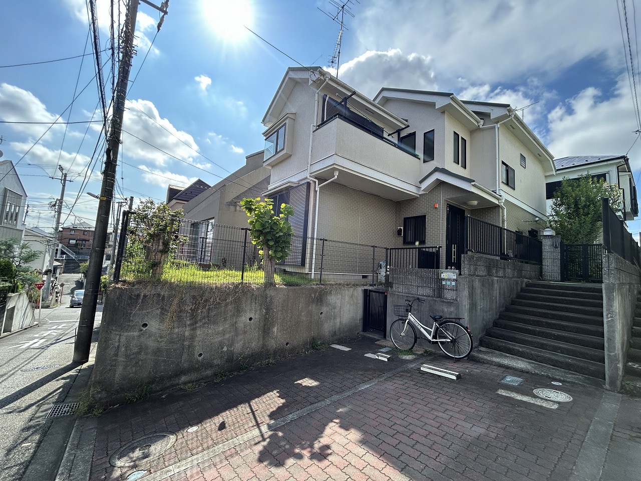 【現地写真】第一種低層住居専用地域内に位置し、周囲は閑静な住宅街です。現況、古家がございますので、建築可能な建物の大きさを実際に見て、新居のイメージを膨らますことができます。