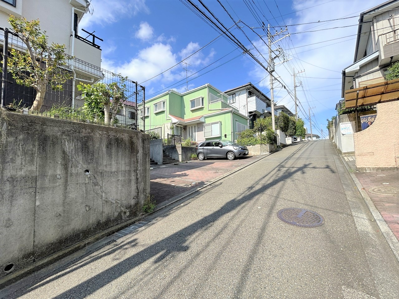 【現地周辺】前面道路は南東側に面し、幅員約4.0mです。アスファルト舗装されているので、自転車やベビーカーでもスムーズにお出かけできます。