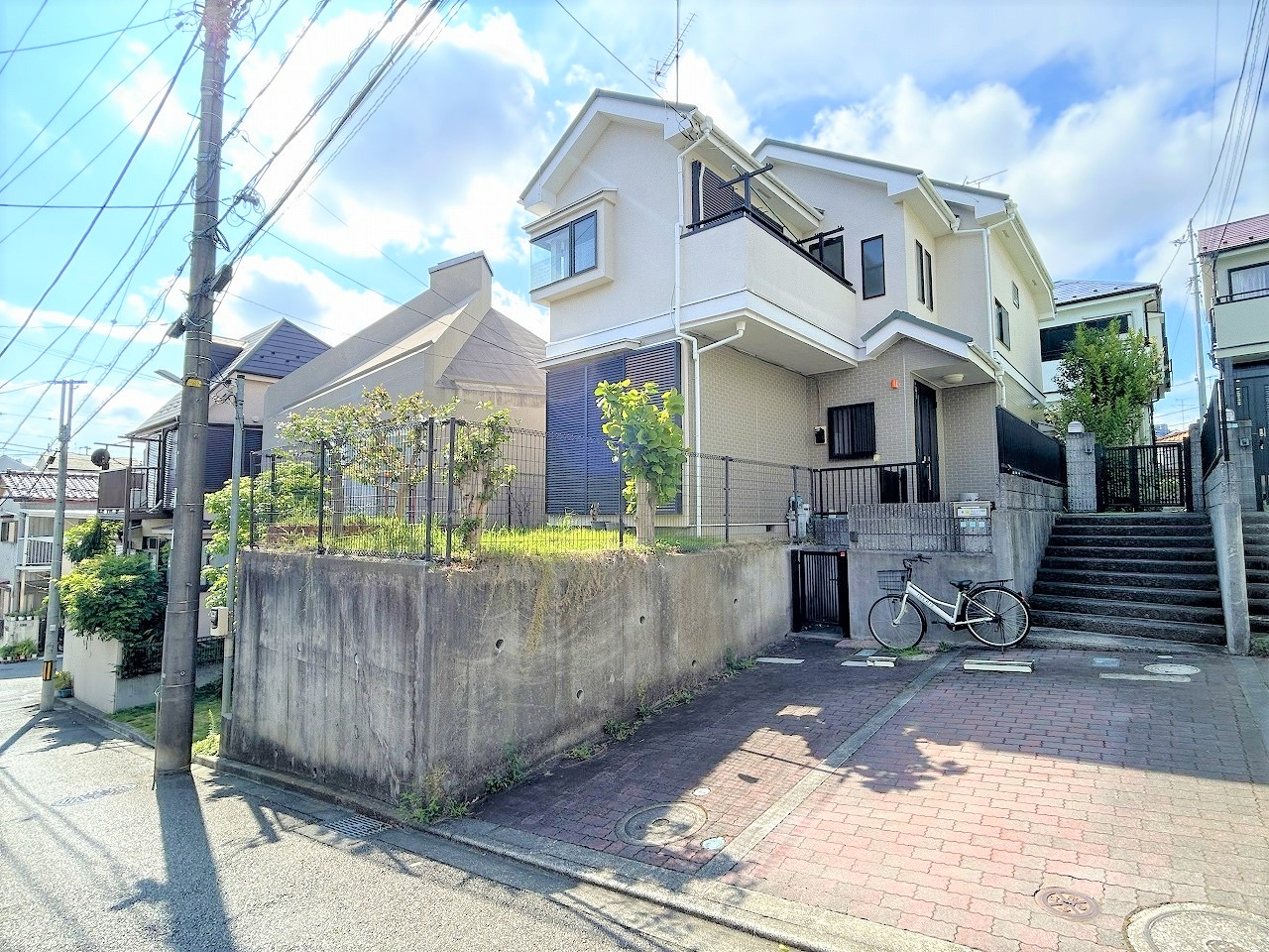 【現地写真】建築条件無しの売地につき、お好きなハウスメーカーや工務店を選び、建築いただけます。デザインや間取り、設備などこだわりをもって決めることができます。