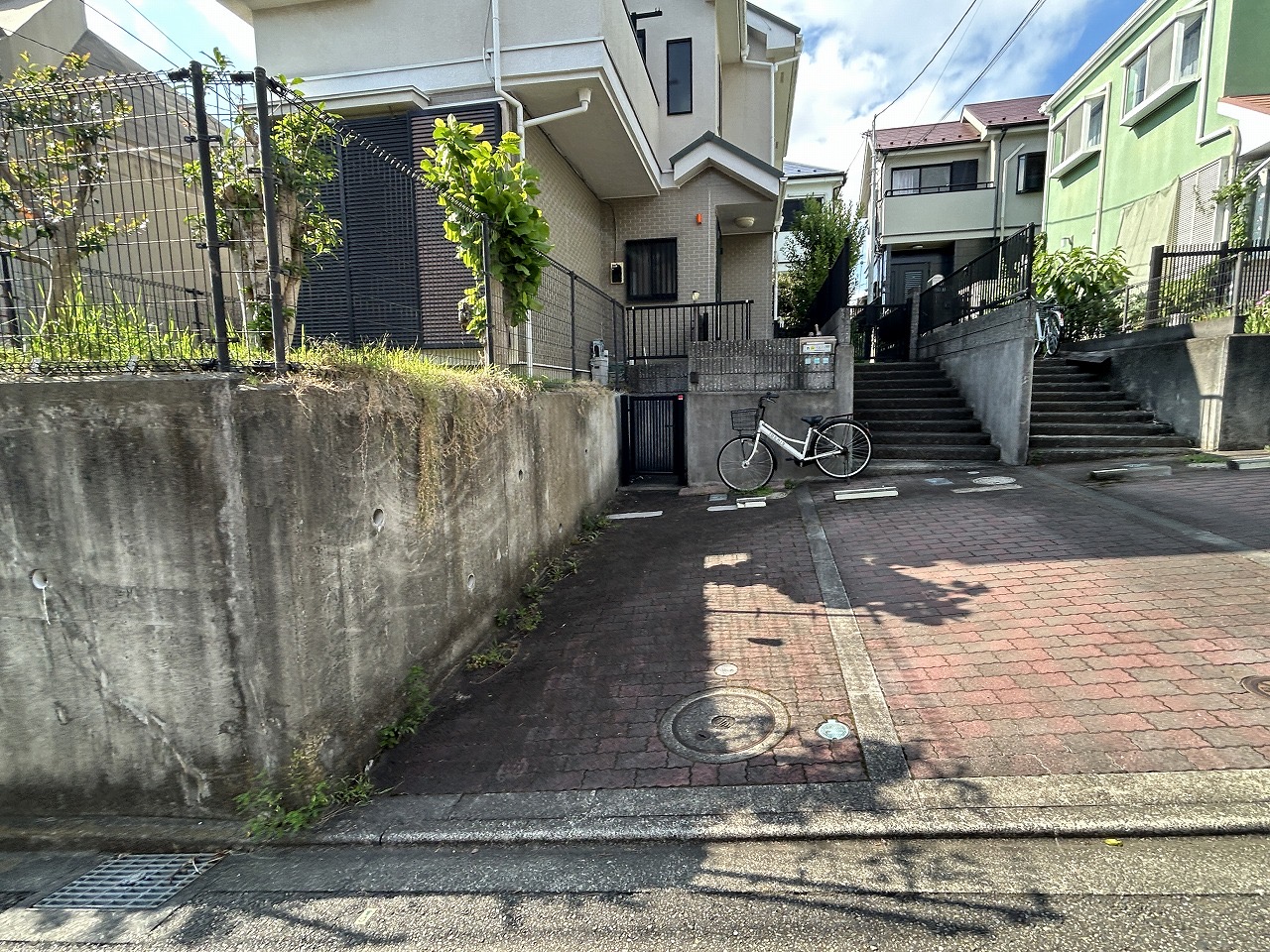 【現地写真】敷地面積は120㎡です。カースペースや庭を設けることができるので、隣家との間隔にゆとりをもつことができます。