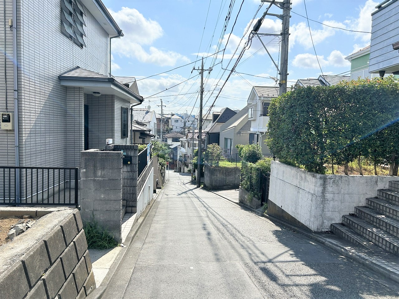 【現地周辺】現地周辺は住宅街が広がっています。徒歩5分圏内にスーパー、コンビニ、病院、こども園があり、子育て世帯も住みやすい住環境です。