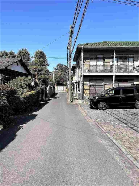 西側前面道路です