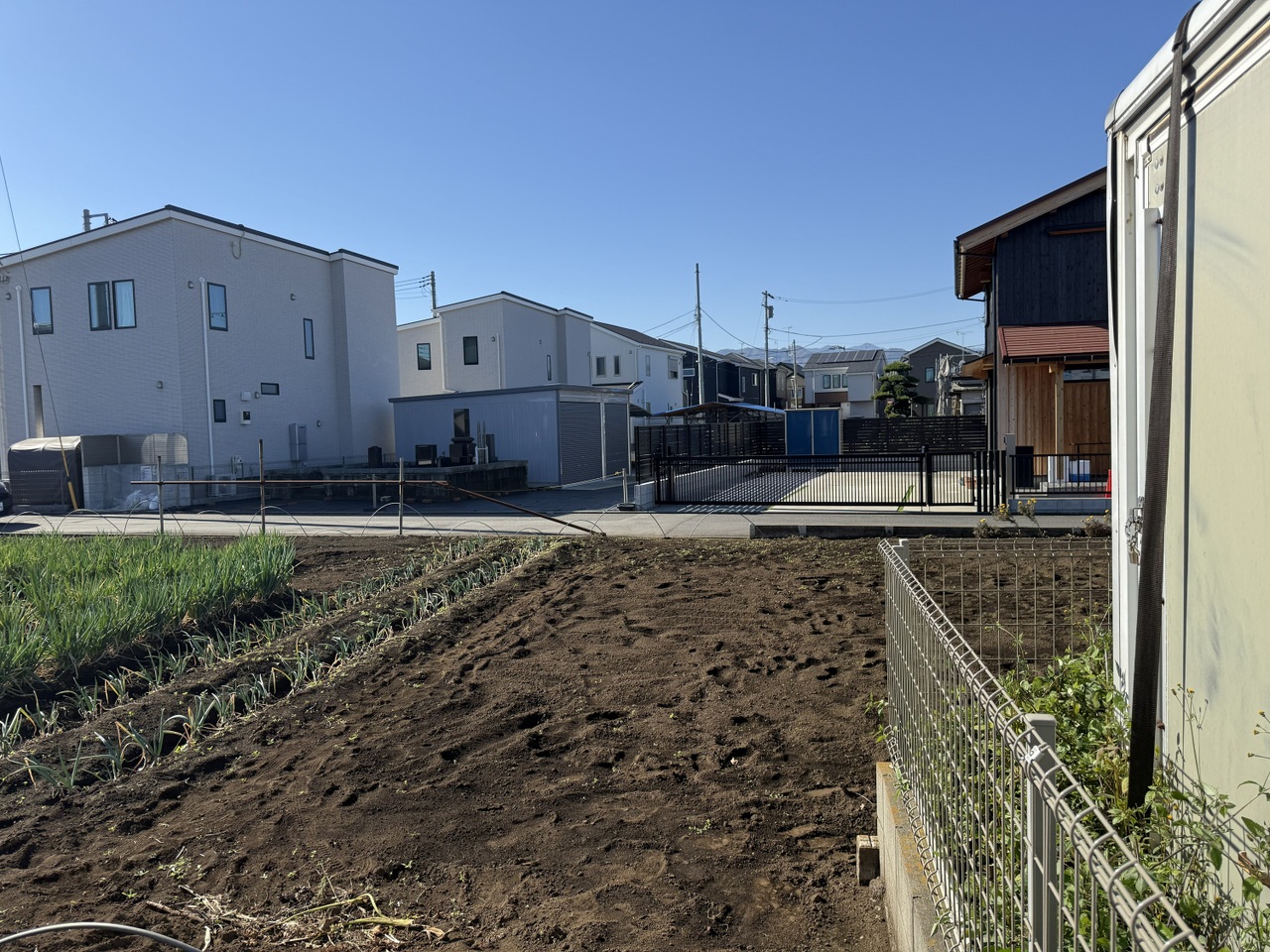 【現地土地写真】相模原市立田名中学校まで徒歩4分です。部活動や習い事と両立しながらも、お子様の負担が少なく通える距離にあります。