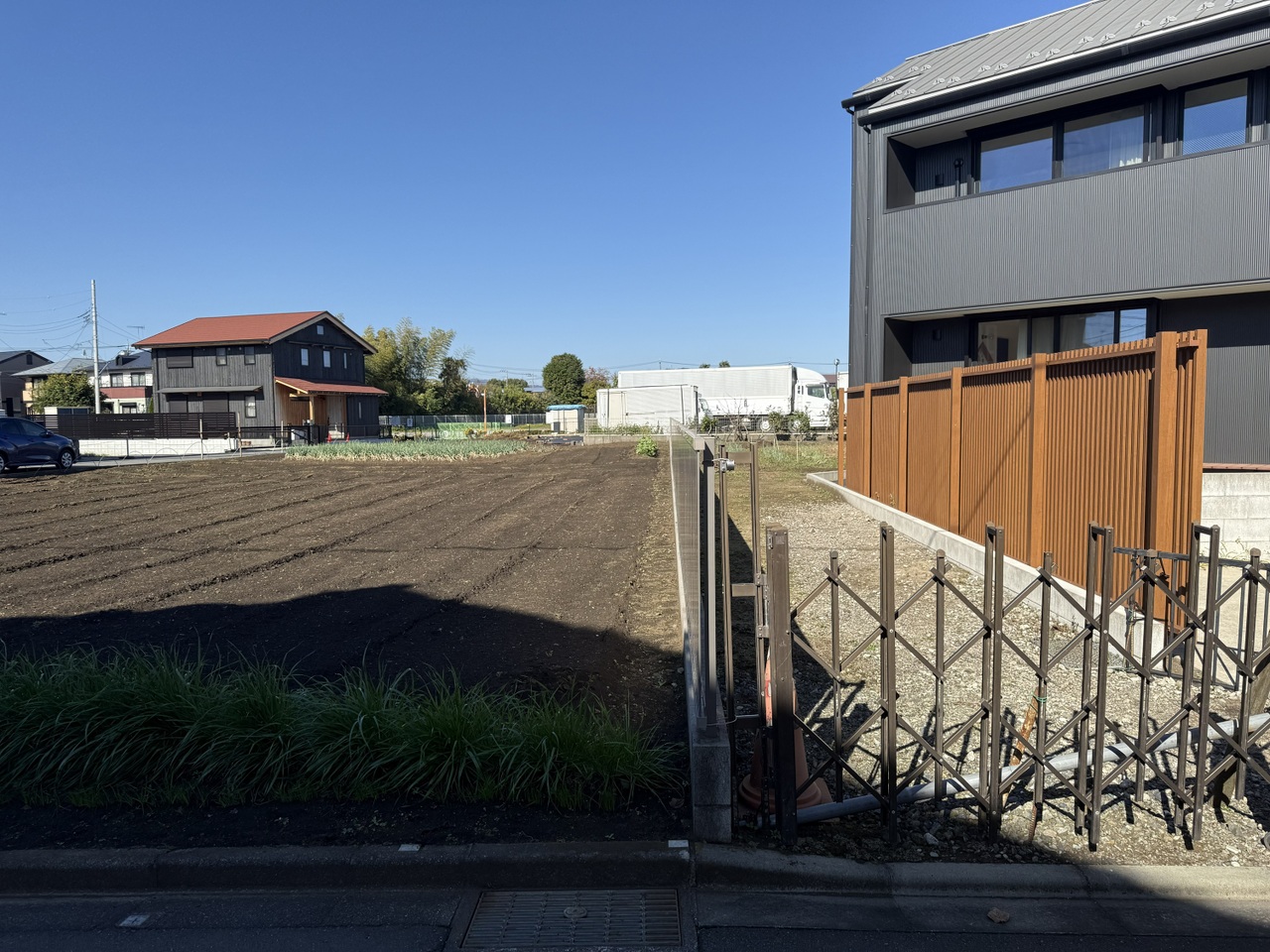 【現地土地写真/南東側から撮影】周辺には住宅が建ち並んでいます。周囲からの採光状況や隣地との間隔などを考慮して、プランニングすることが可能です。