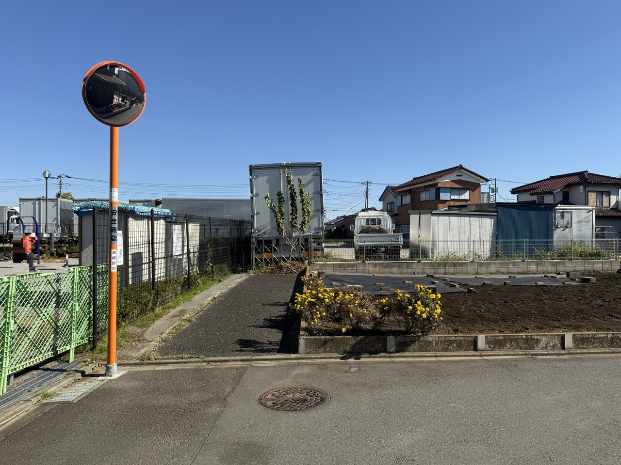 【前面道路を含む現地写真】NO.1区画の北西側は、幅員約1.8～約2.0mの法定外道路に面しています。角地のような開放感があります。