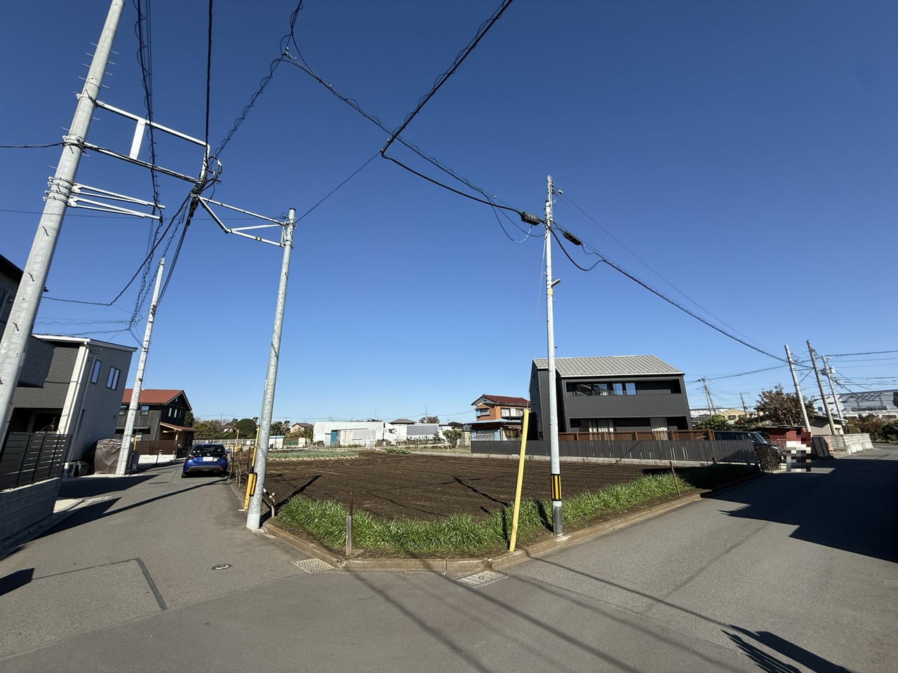 【前面道路を含む現地写真】生活利便施設が徒歩圏内にすべて揃います。実際の周辺環境や交通量について、ぜひ現地でお確かめください。