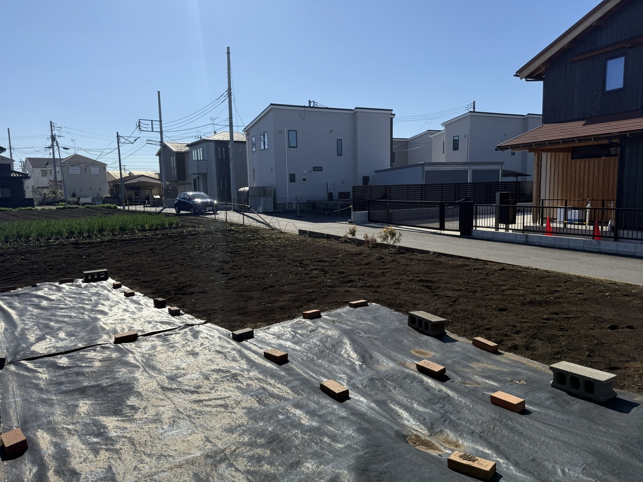【現地土地写真/北側】現況更地での引き渡しです。建築プランが決まり次第、すぐに建築へ移行できます。様々なプランをご検討いただけます。