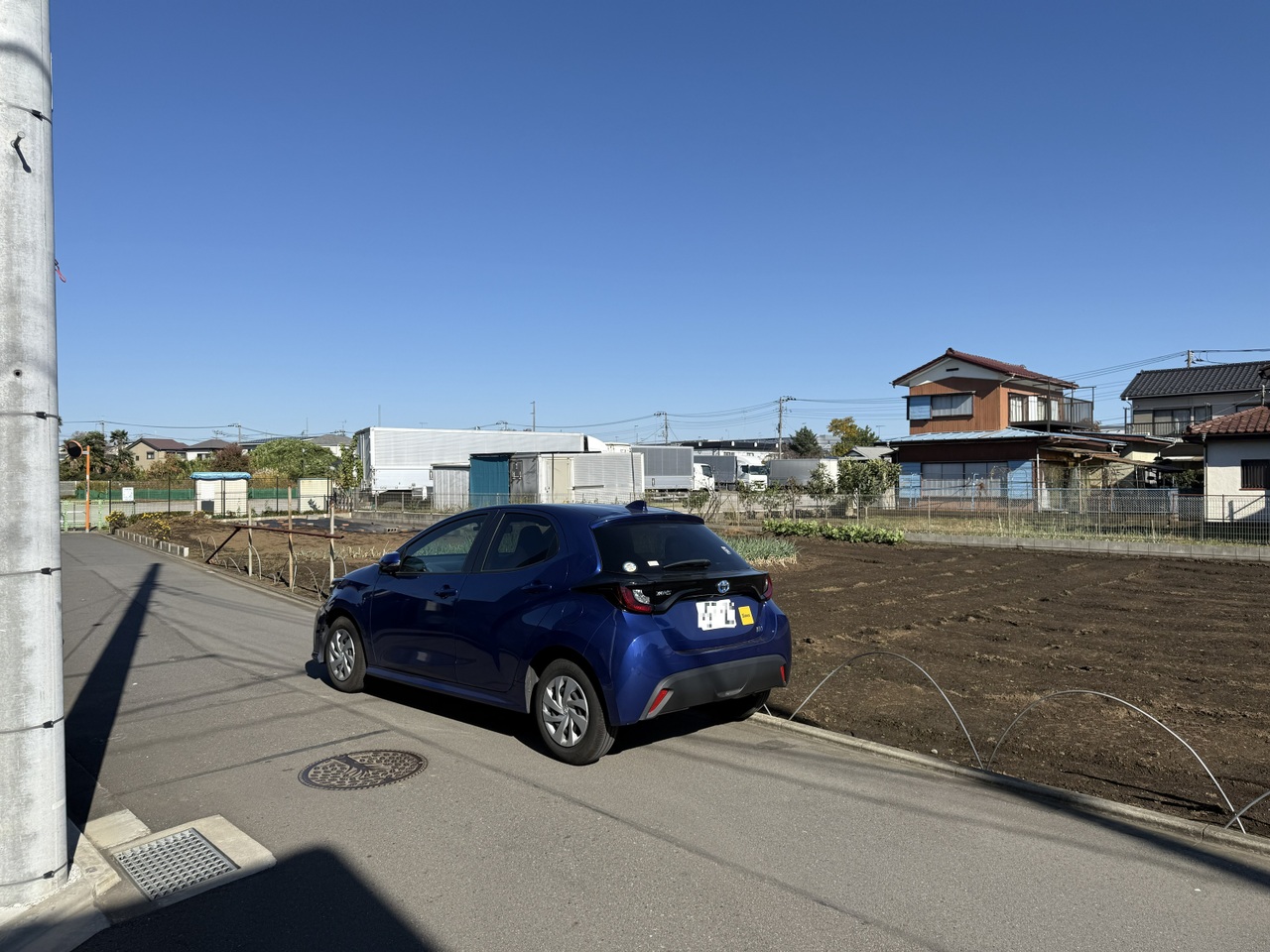 【前面道路を含む現地/南西側】「クリエイトS・D田名四ッ谷店」まで徒歩3分。「羽田内科クリニック」まで徒歩4分。急用の際にもすぐに行くことができる距離です。