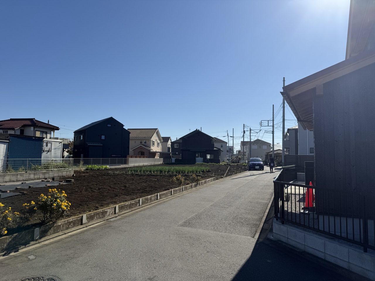 【前面道路を含む現地/南西側】南西側の道路に面しているので、採光・通風を確保しやすいです。明るく開放感のある住まいを実現できます。