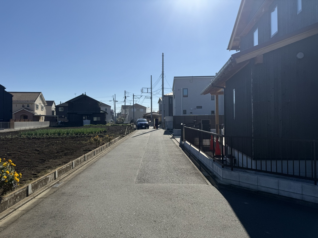 【前面道路を含む現地/南西側】南西側の前面道路は、きれいに舗装された直線道路です。ベビーカーでの移動もスムーズにできそうです。