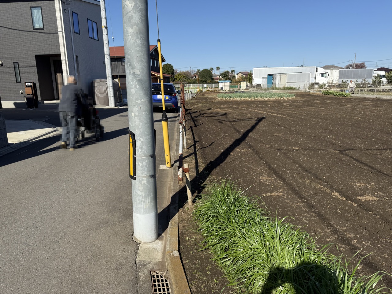 【前面道路含む現地】前面道路との高低差が少ないため、お車やベビーカーの出し入れもスムーズに行えます。