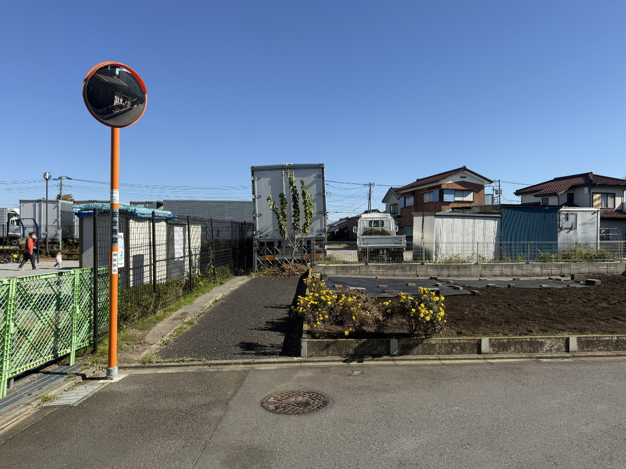 【前面道路含む現地】安全運転をサポートしてくれるカーブミラーが設置されています。