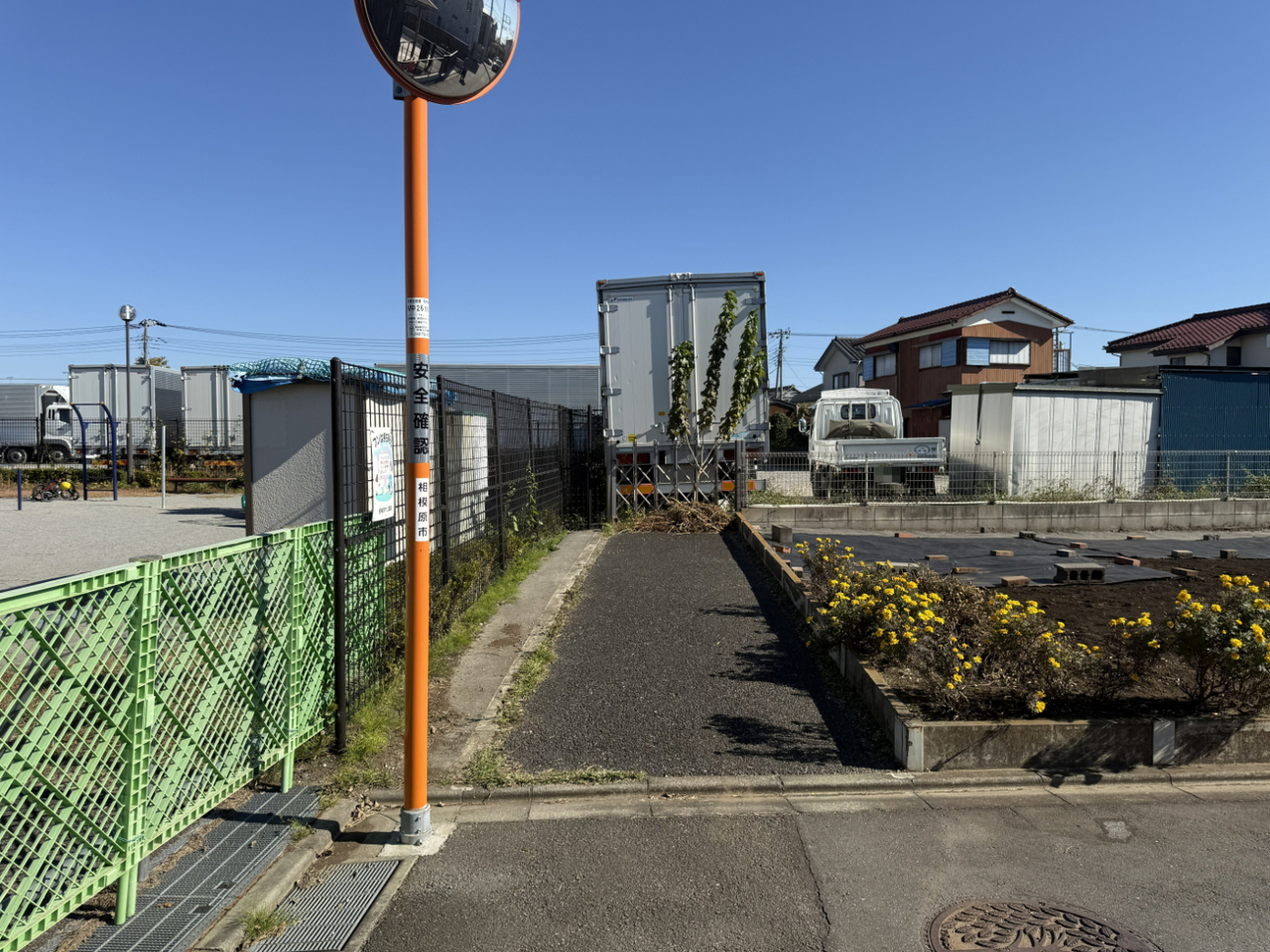【前面道路含む現地】近くには「田名四ツ谷やよい公園」があります。毎日でも遊びに行ける距離です。