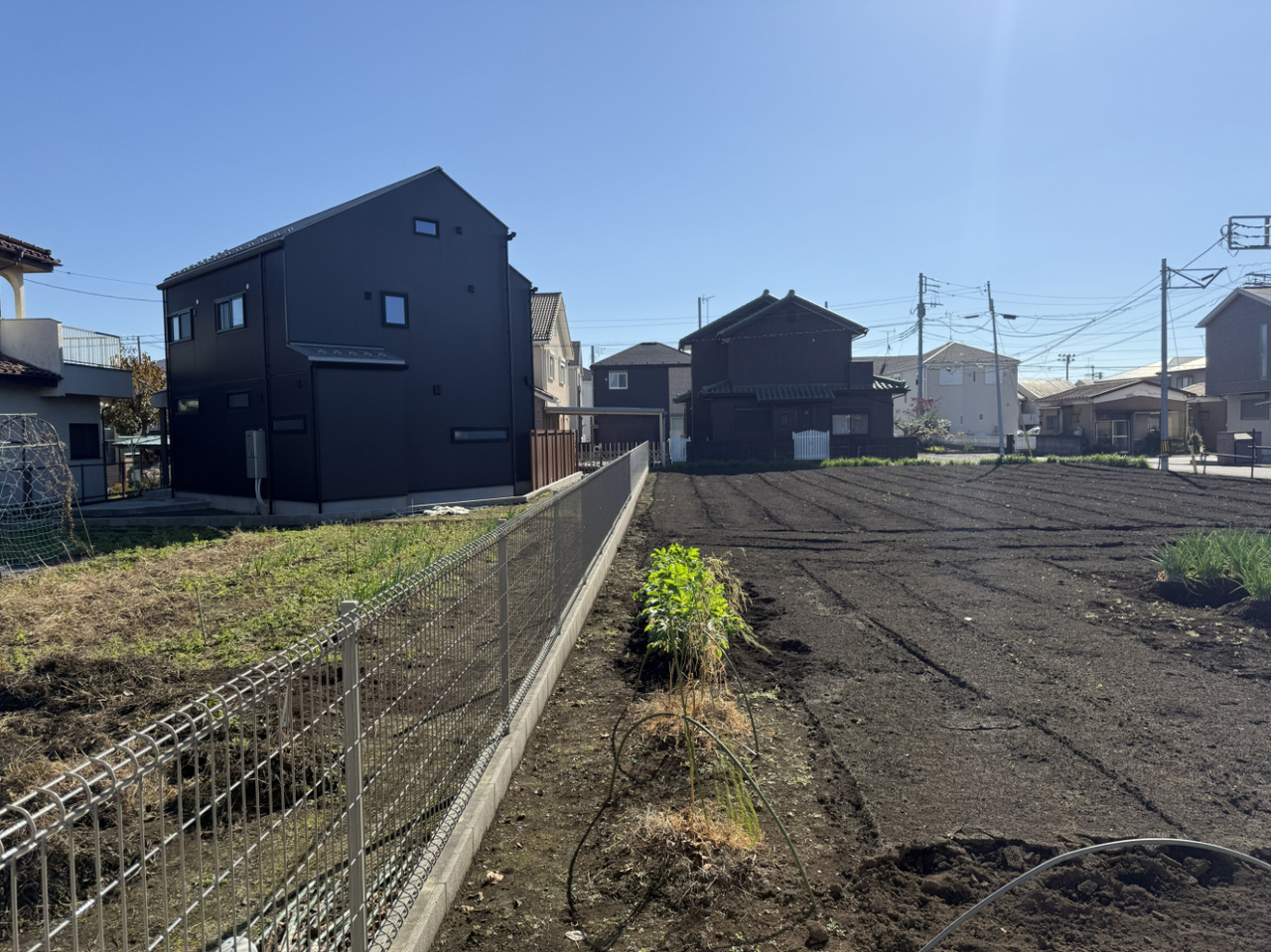 【現地土地】現況北東側にはフェンスが設置されています。敷地面積は約36.45坪。建ぺい率は60％、容積率は200％です。建築可能な建物のボリュームなど、詳しくはお問合せください。