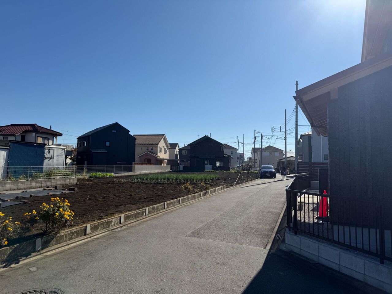 【前面道路含む現地写真】前面道路はアスファルトできれいに舗装されています。平坦な道のりで自転車でも移動がしやすそうです。