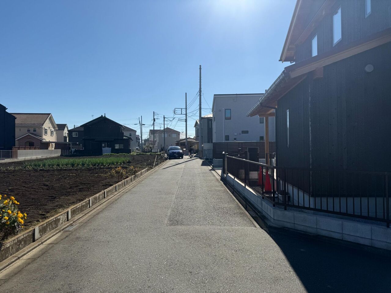 【前面道路含む現地写真】相模原市立田名北小学校まで徒歩6分、相模原市立田名中学校まで徒歩4分。お子様の通学に負担の少ない距離なので、子育て世帯にもおすすめです。