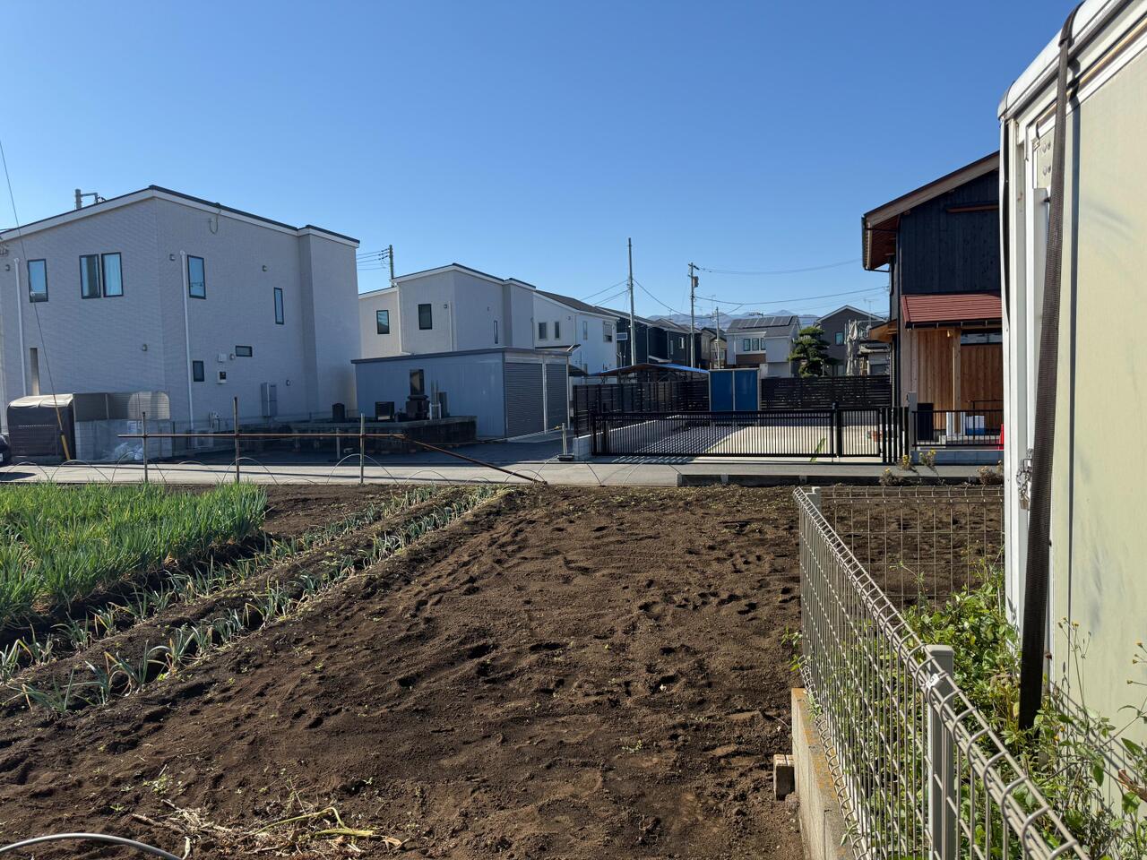 【現地土地写真】土地面積36坪超のゆとりある敷地。広々としたLDKや豊富な収納など、ライフスタイルに合わせた住まいづくりが可能です。