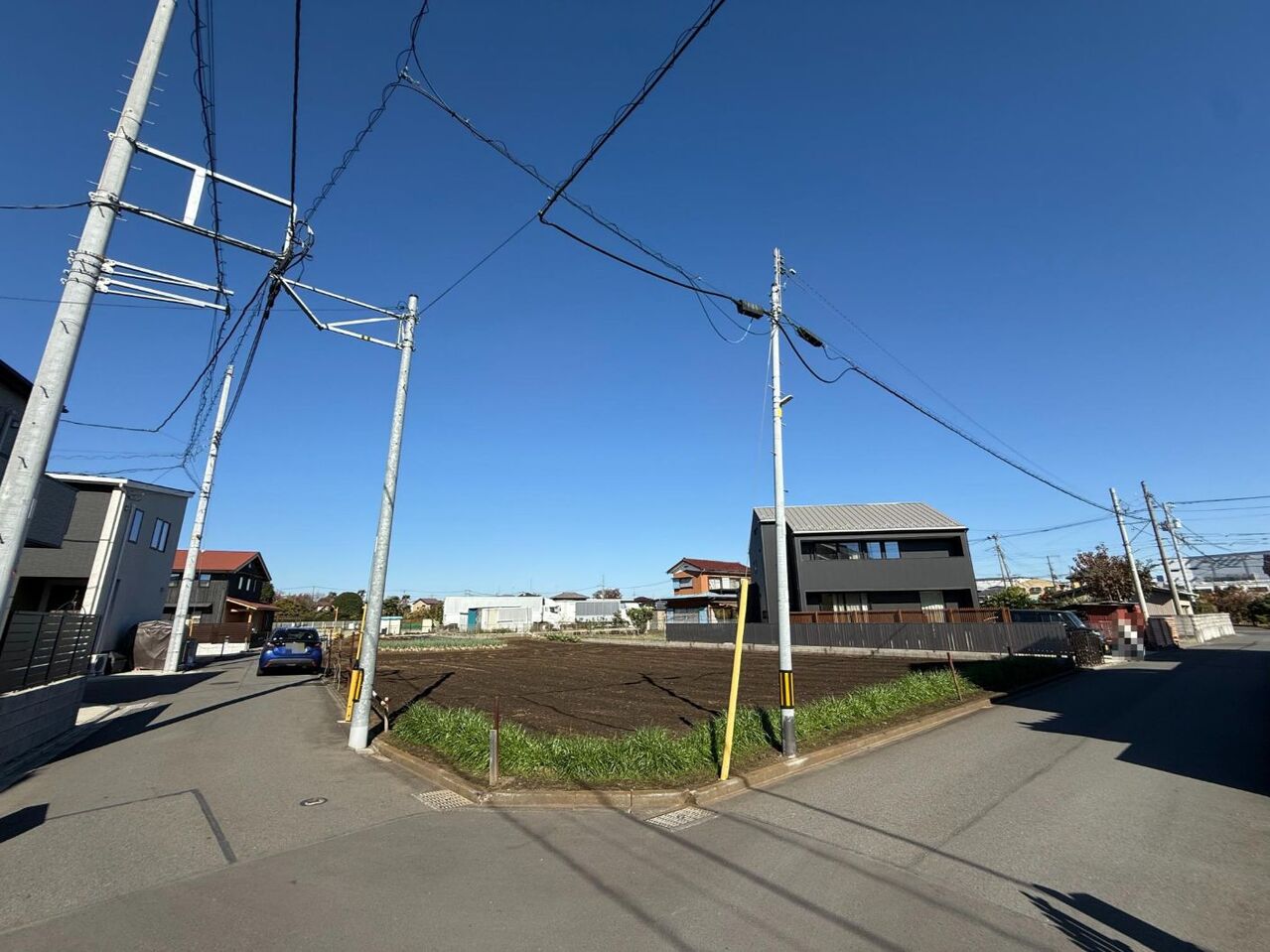 【前面道路含む現地写真】大通りへのアクセスも良好なので、車での移動がスムーズに行えます。落ち着いた住環境ながらも、暮らしやすいロケーションが魅力です。