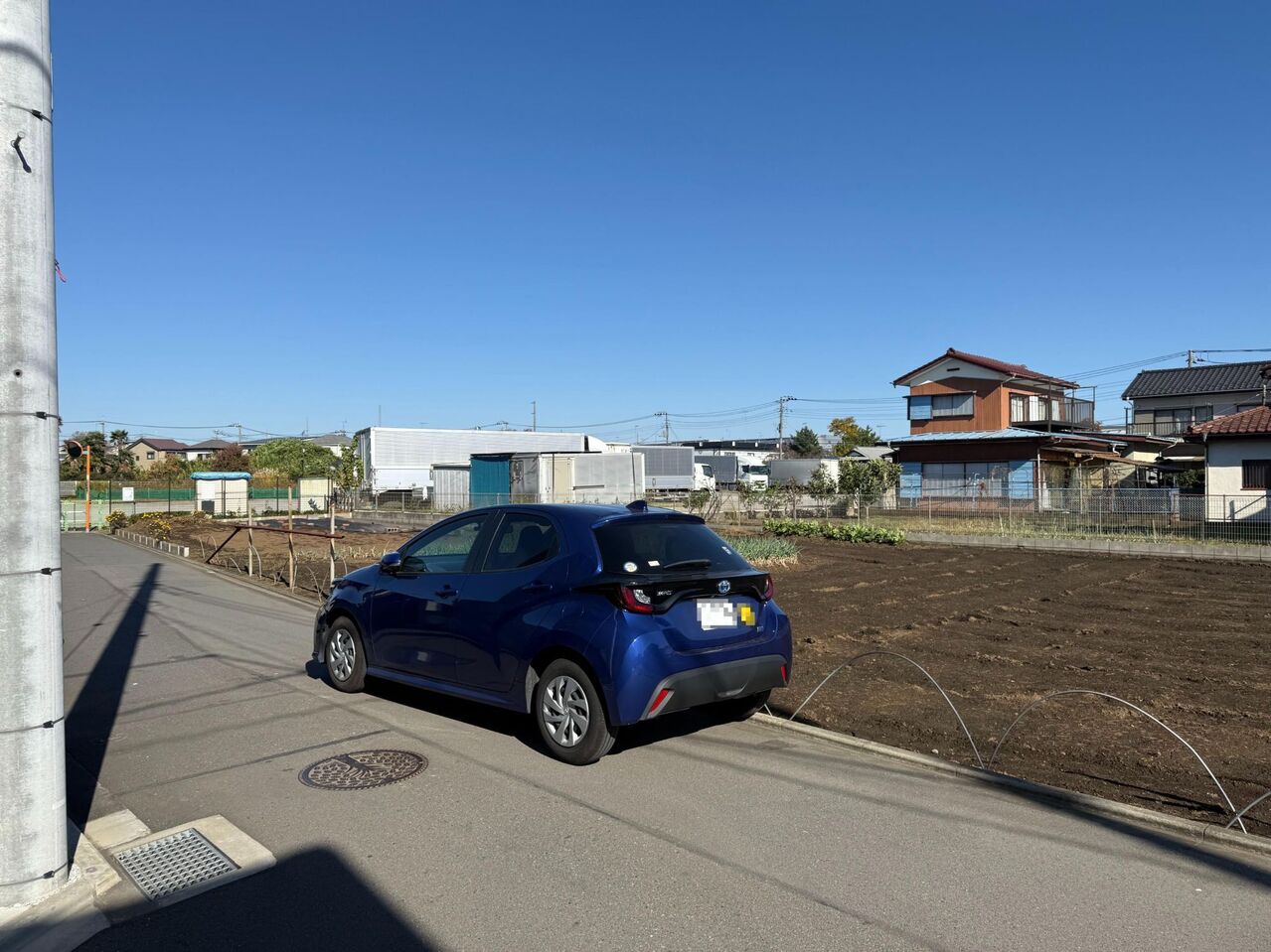 【前面道路含む現地写真】前面道路の幅員は約4.0mです。南西側に面しているので、陽当たりに配慮した住まいをご検討いただけます。