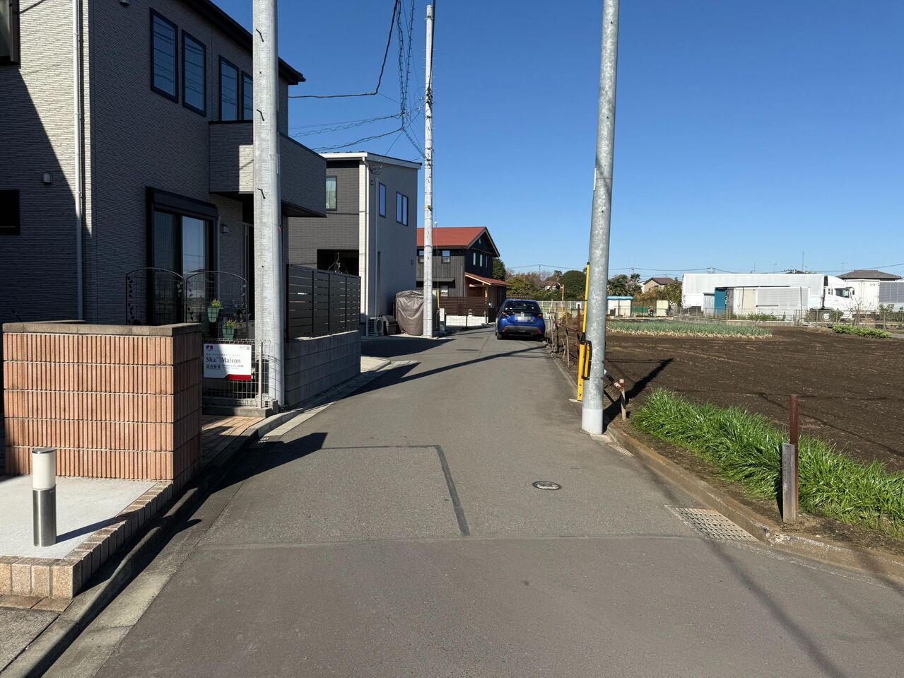 【前面道路含む現地写真】前面道路は、見通しの良い直線道路になっているので、小さなお子様を連れてのお出掛けもしやすそうです。
