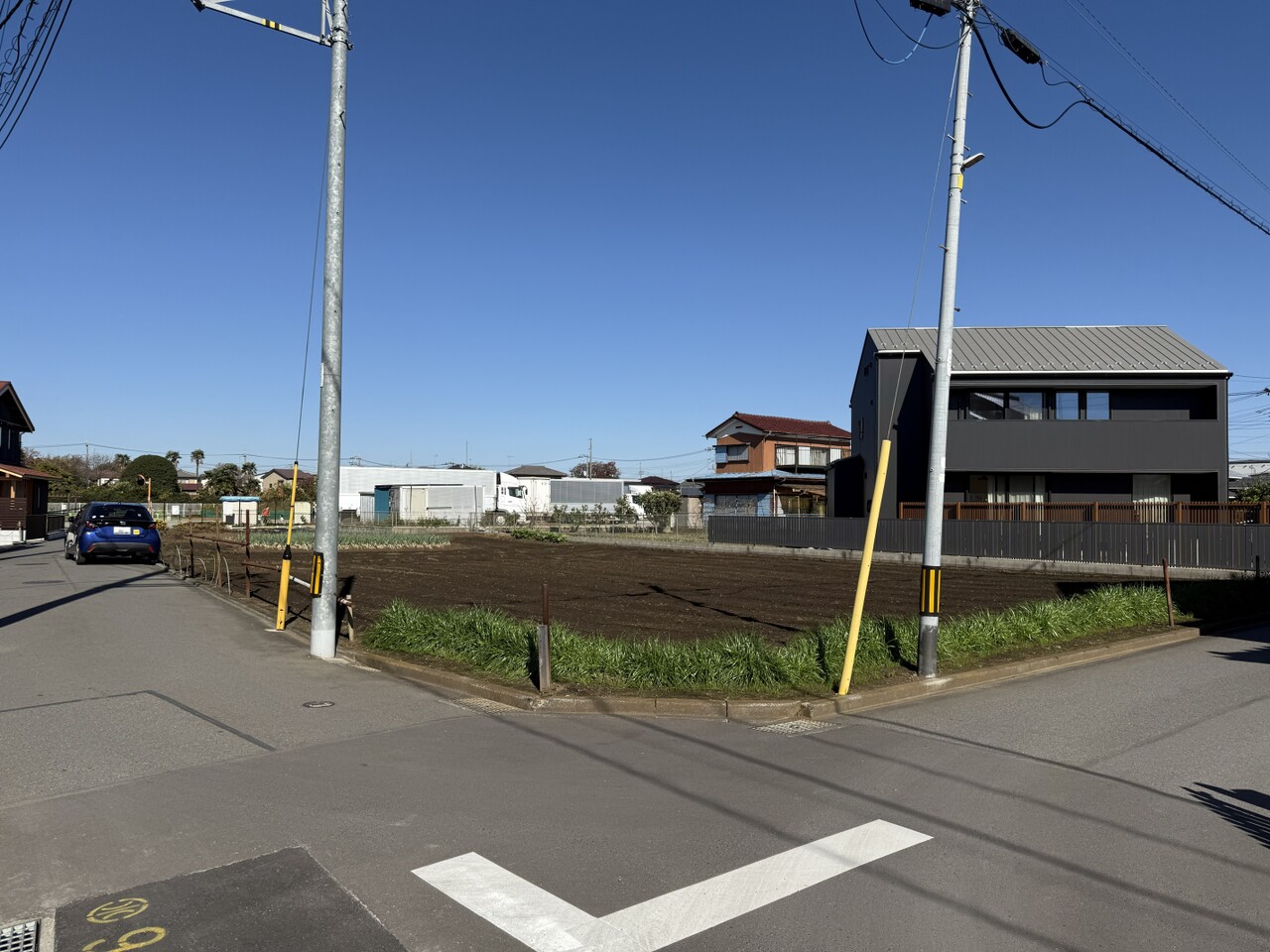 【前面道路含む現地写真】土地面積、約37.35坪。道路側に駐車スペースを配置しプライバシー性の高い住まいを建築することもできます。