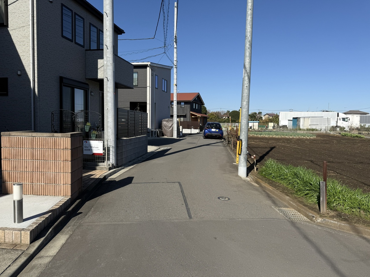 【現地土地写真】周辺は平坦な道なので、お子様やお年寄りも歩きやすそうです。のびのびと子育てしたいご家族に嬉しい立地です。