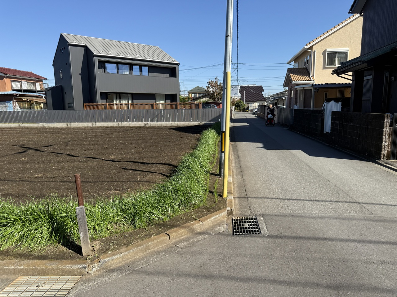 【前面道路含む現地写真】アスファルト舗装済で凹凸が少なく、自転車やベビーカーでも快適に走行できます。車での移動もスムーズに行えそうです。