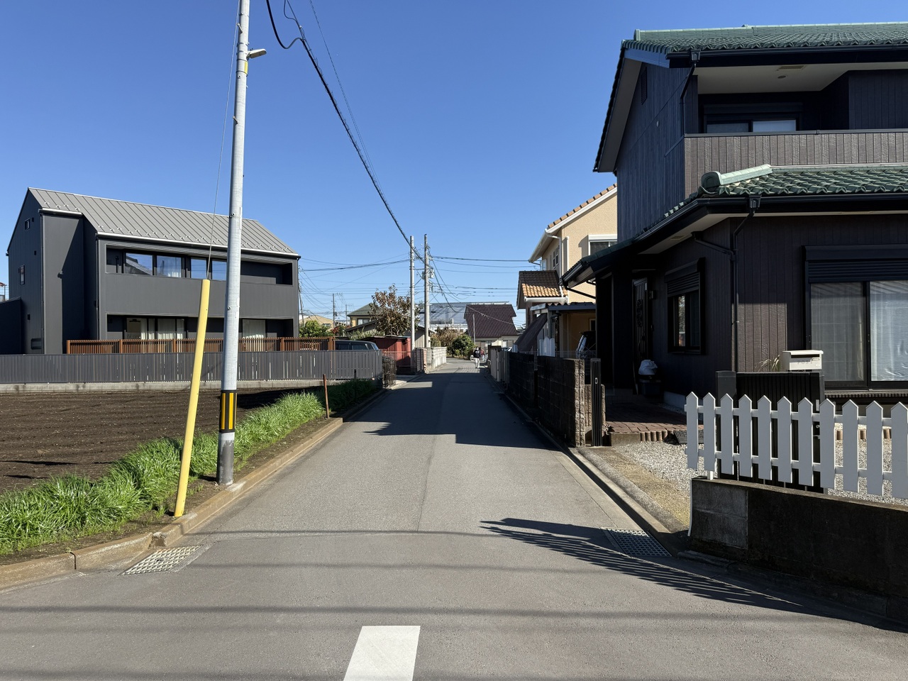【前面道路含む現地写真】道路側に駐車スペースを配置しプライバシー性の高い住まいにするなど、幅広いプランをご検討できます。