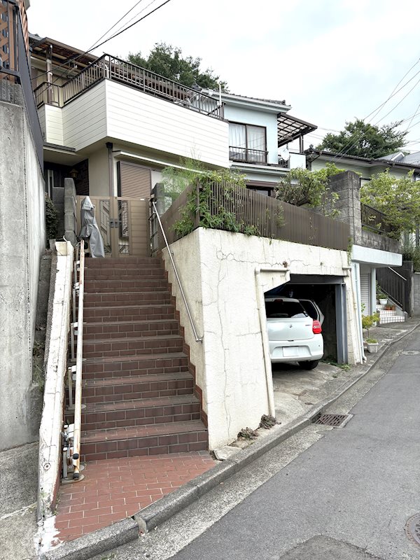 相鉄本線「和田町」駅徒歩7分！南道路に面し、高台に位置した古家付き土地です。