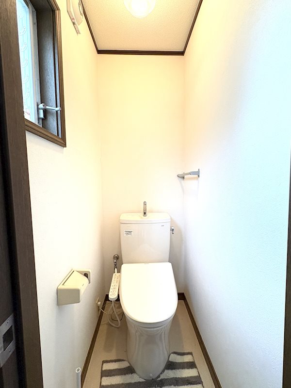 【2階トイレ】トイレは1階と2階にあり、朝の忙しい時間帯も安心。