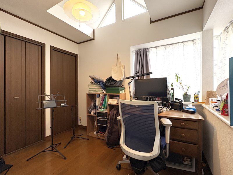 【洋室　約5帖】デスクや収納を置いてもゆとりある空間。吹き抜けのような開放感は、在宅ワークや趣・・・