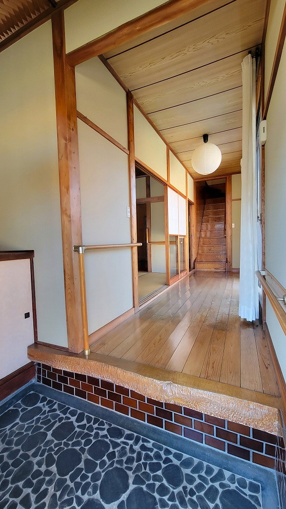 【玄関】異なる素材が組み合わせられた玄関。それぞれの質感が調和し、落ち着きの中にも個性を感じられます。