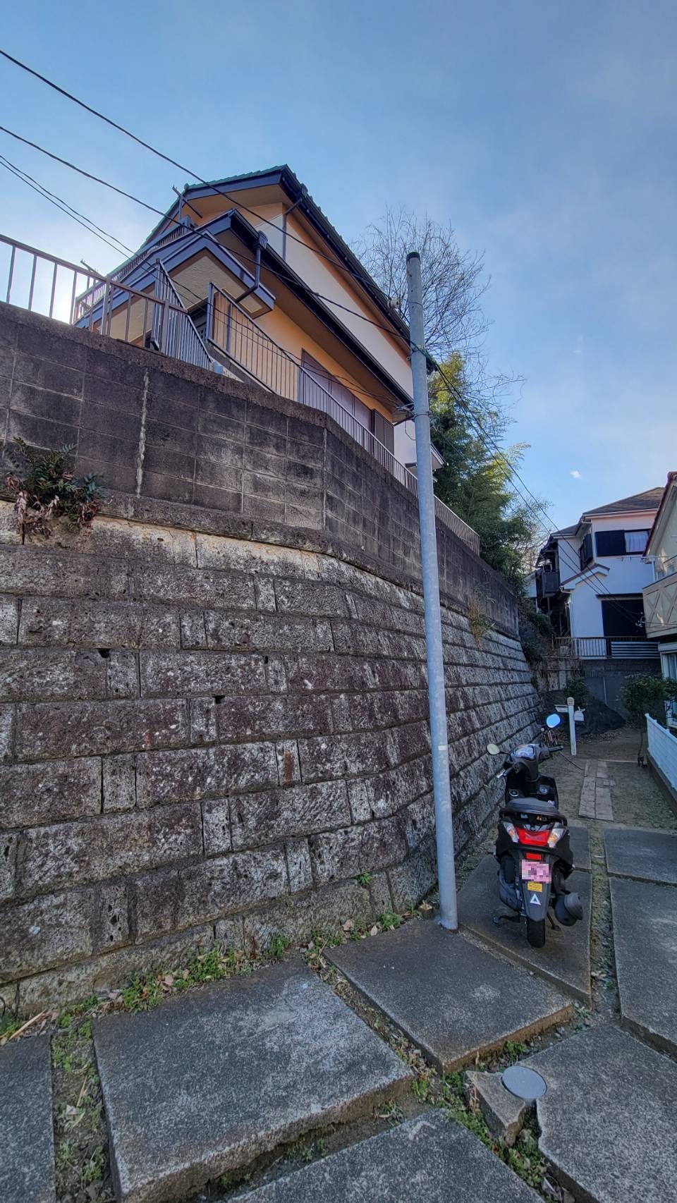 【現地】周辺の道路や建物との間に距離が確保された、高台に位置しています。プライベートな時間をゆったりとお過ごしいただけます。