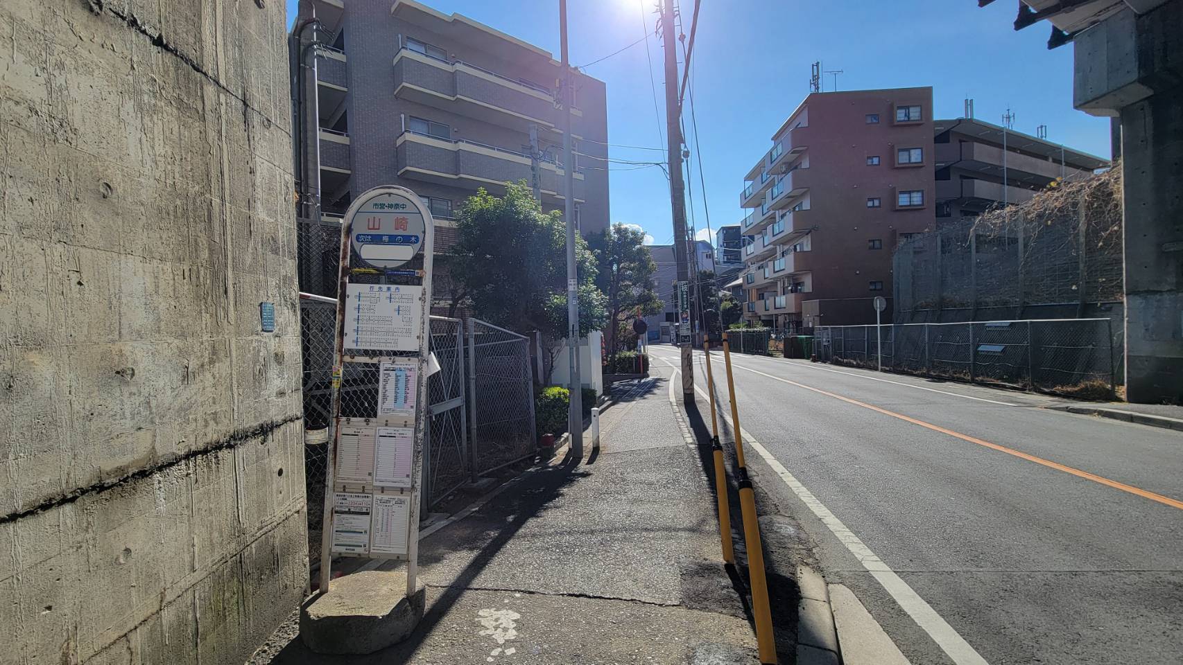 【「山崎」バス停】約100m。徒歩2分。相鉄線「西谷」駅へバスでアクセスできます。通勤・通学などにも便利です。