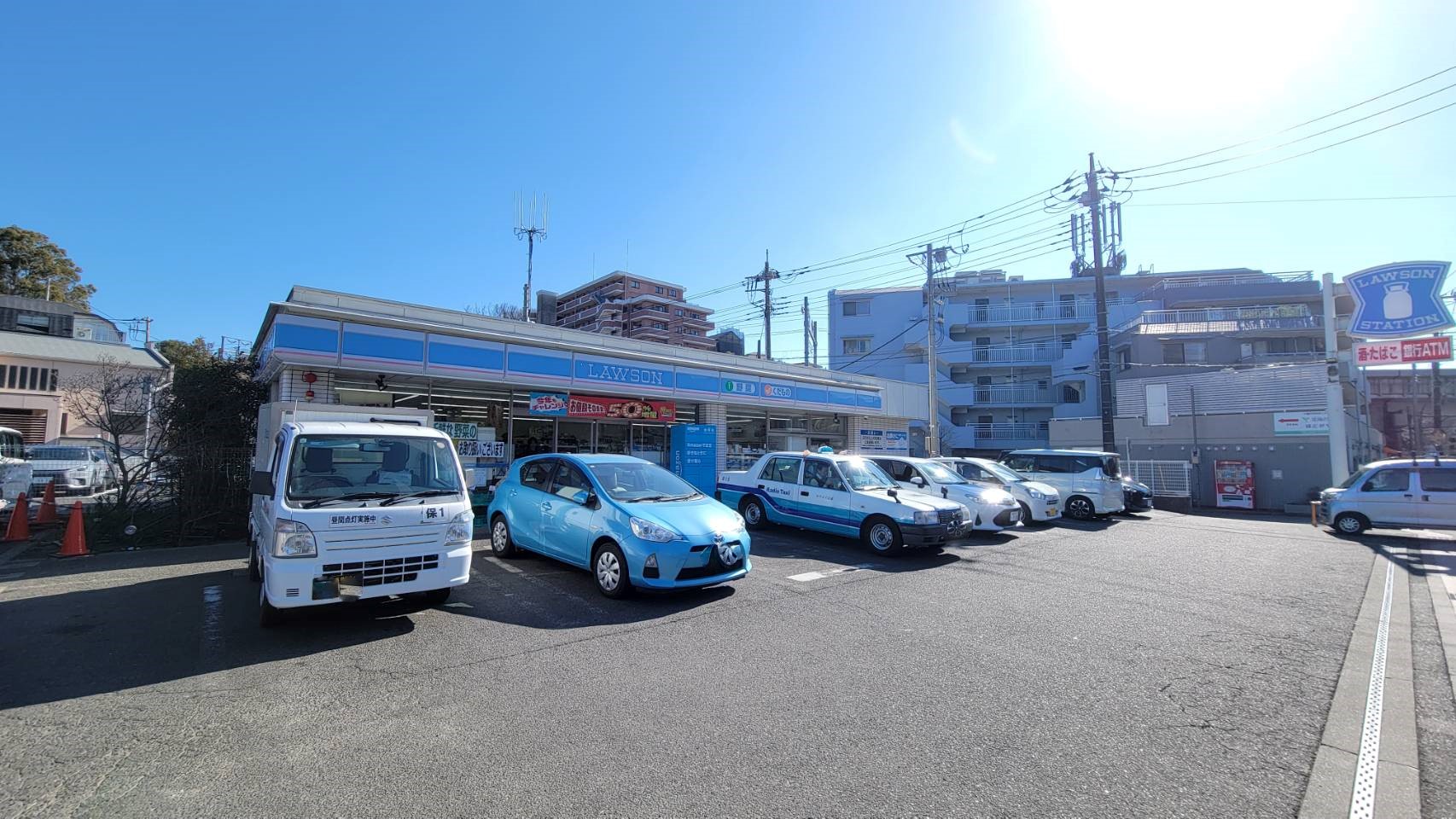 【ローソン横浜上菅田町店】約200m。徒歩3分。買い忘れがあった際、気軽に行くことができる距離です。ATMやマルチコピー機などのサービスを利用できます。24時間営業。