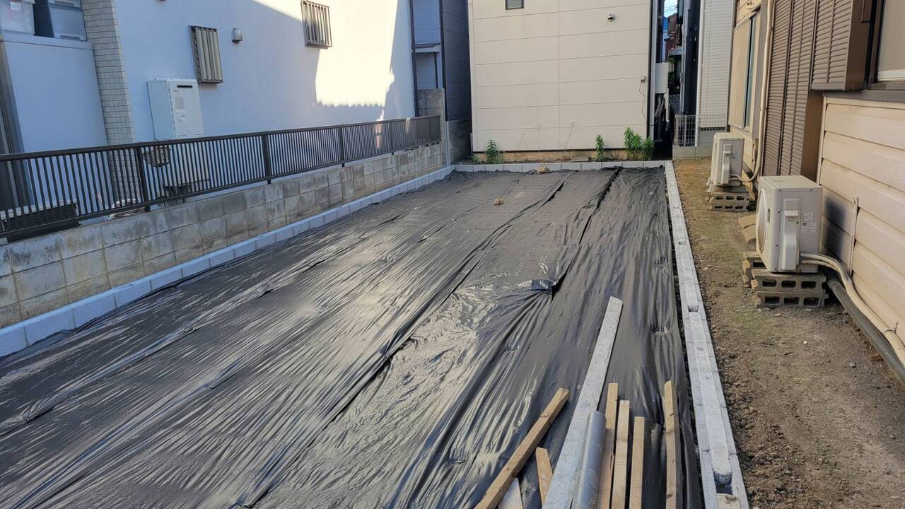 【幸区古市場2丁目土地】JR南武線「鹿島田」駅まで徒歩13分の立地。「古市場交番前」バス停まで徒歩2分と、バスを使っての移動も可能です。複数沿線利用可能で便利な環境です。