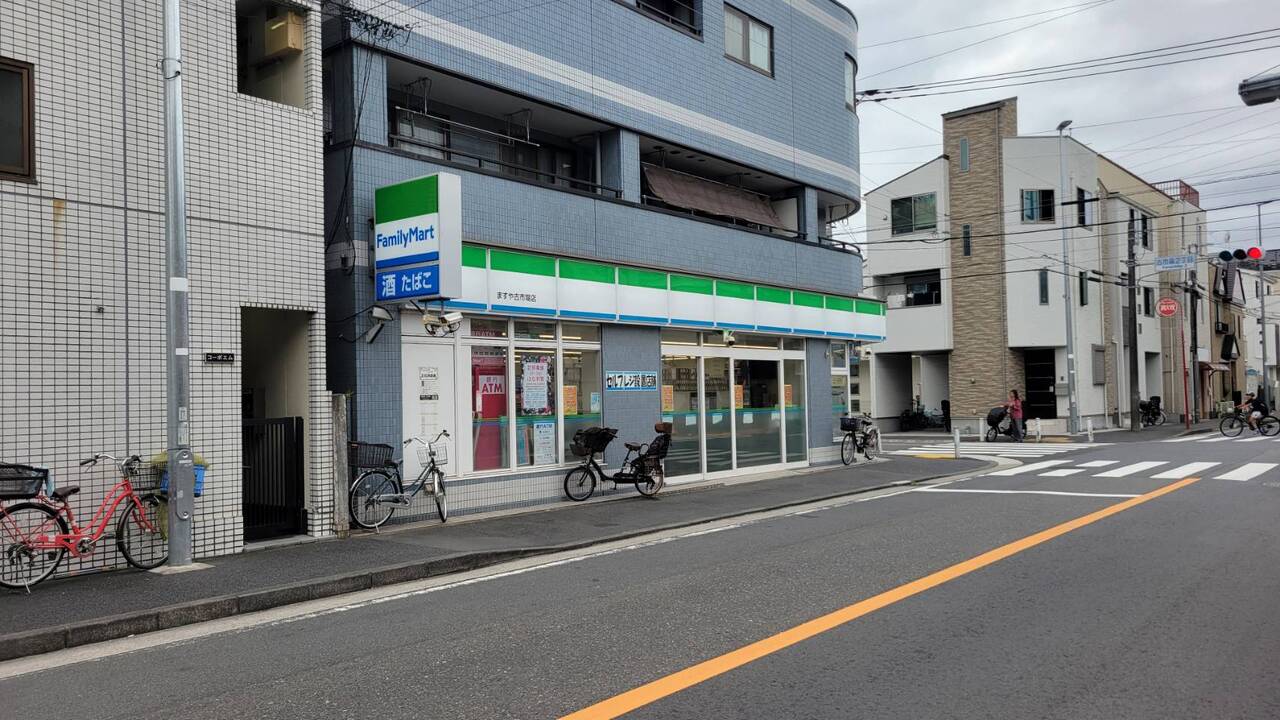 【ファミリーマートますや古市場店】徒歩2分(約160m)。24時間営業。買い忘れがあった際、気軽に行くことができる距離です。ATM、マルチコピー機、Wi-Fiなどの取り扱いがあります。