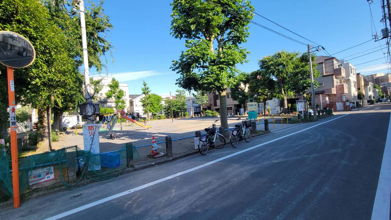 【古市場第4公園】徒歩1分(約20m)。滑り台などの遊具が設置されています。小さなお子様と一緒に、気軽に外遊びに出かけられる距離にあります。