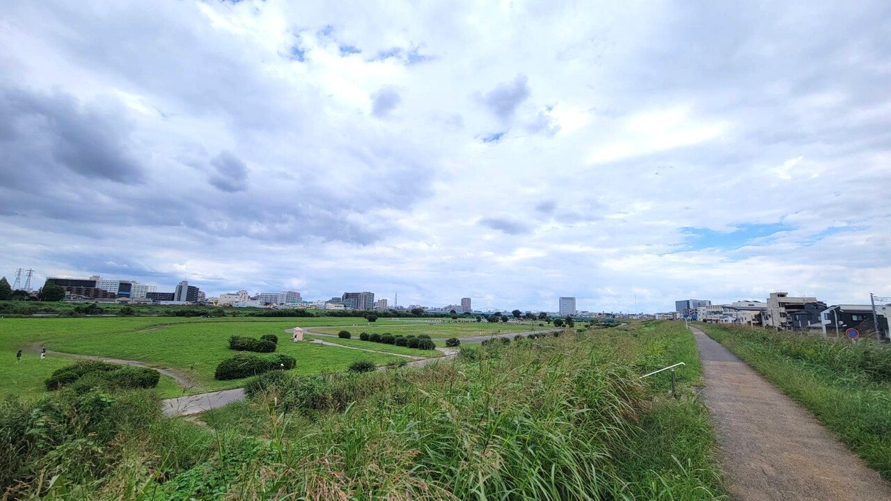【多摩川河川敷】徒歩8分(約620m)。広々とした青空のもとで、ペットとのお散歩やランニングなどを楽しむことができます。日常に心地良いリフレッシュタイムが取り入れられそうです。
