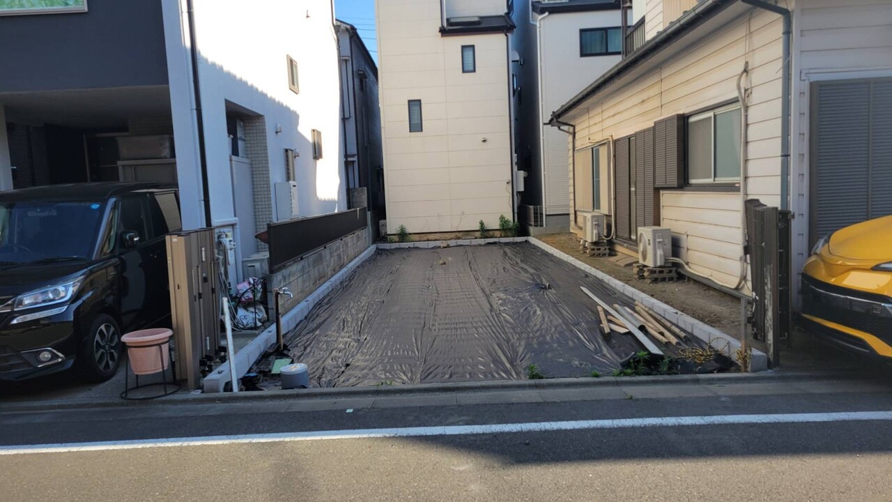 【現地土地】「建築条件なし」売土地なので、お好きなハウスメーカー・工務店を選んで建築可能です。現状更地につき、設計プランが決まり次第スムーズに建築に移行できます。