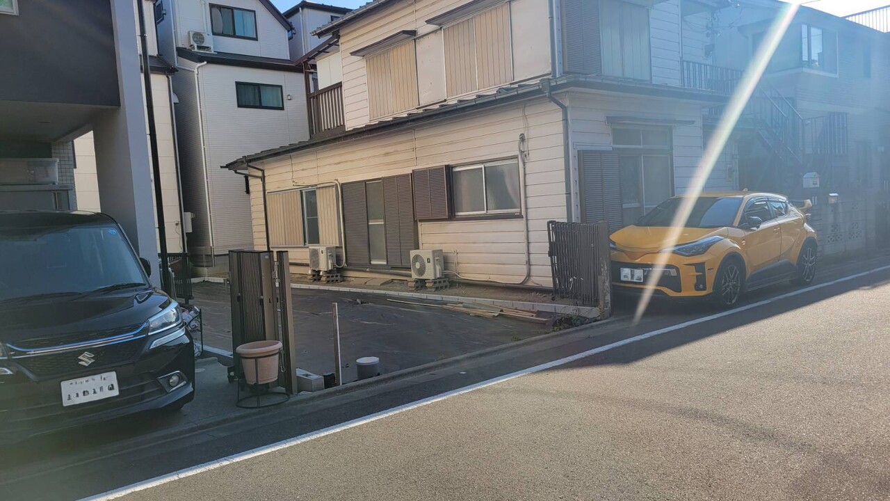 【前面道路含む現地】閑静な住宅街に位置しています。周囲は既に建物が建っているため、実際の陽当りや隣地との間隔などを考慮してプランニングすることが可能です。