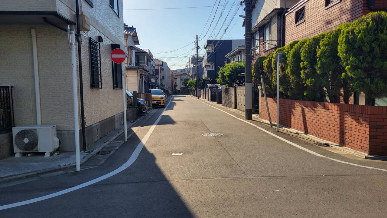 【前面道路】南西側の前面道路の様子です。幅員約5.9m、間口約4.4mです。周辺には、小・中学校、公園が徒歩10分圏内に揃います。子育て世帯にもおすすめの住環境です。