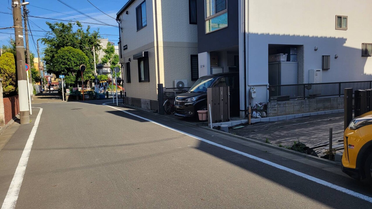 【前面道路】道路と敷地の高低差が少ないため、お車や自転車の出し入れがスムーズに行えます。現地にて前面道路の交通量や周辺環境など、実際にお確かめください。