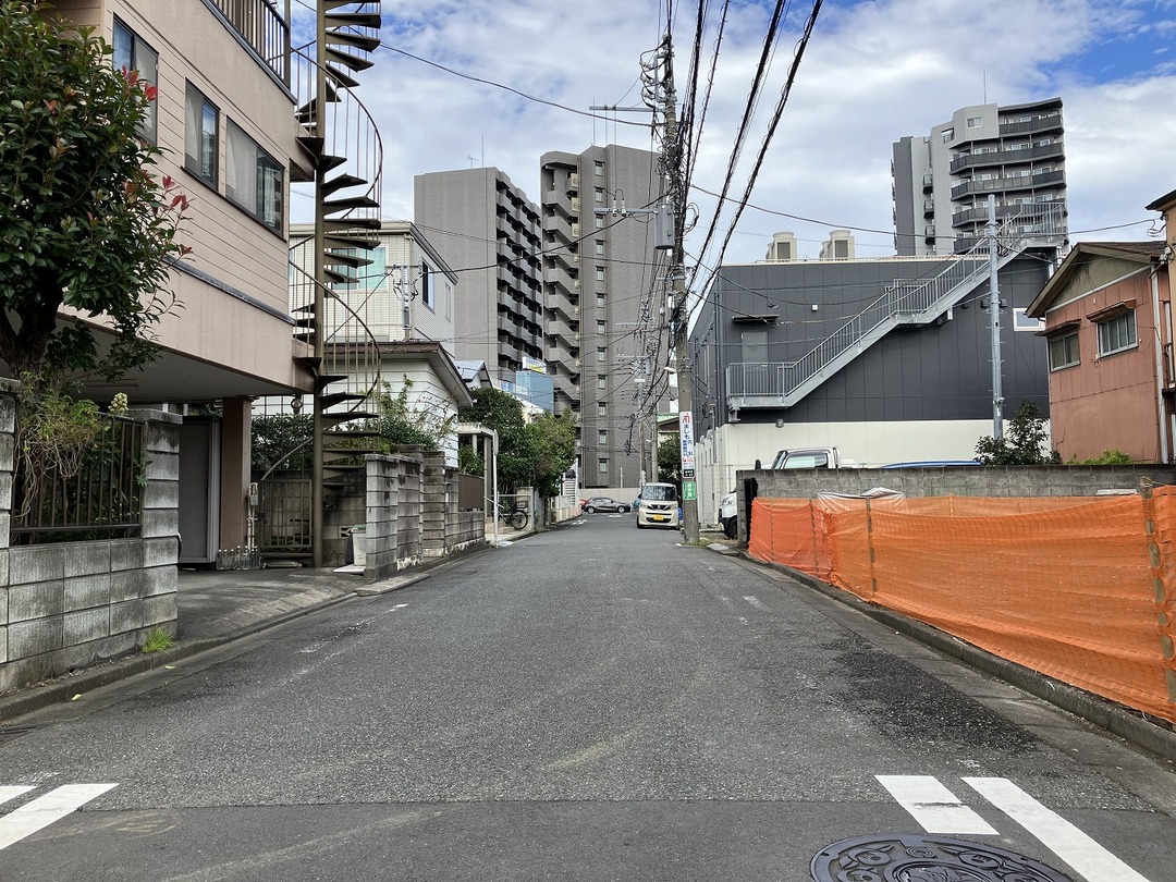 西側前面道路