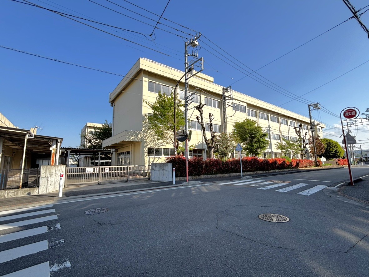 【相模原市立田名小学校】徒歩12分。1874年開校で、150年以上の長い歴史をもつ小学校です。『先を見通し 今を見つめ 自ら考え行動する子どもの育成』が教育目標に掲げられています。