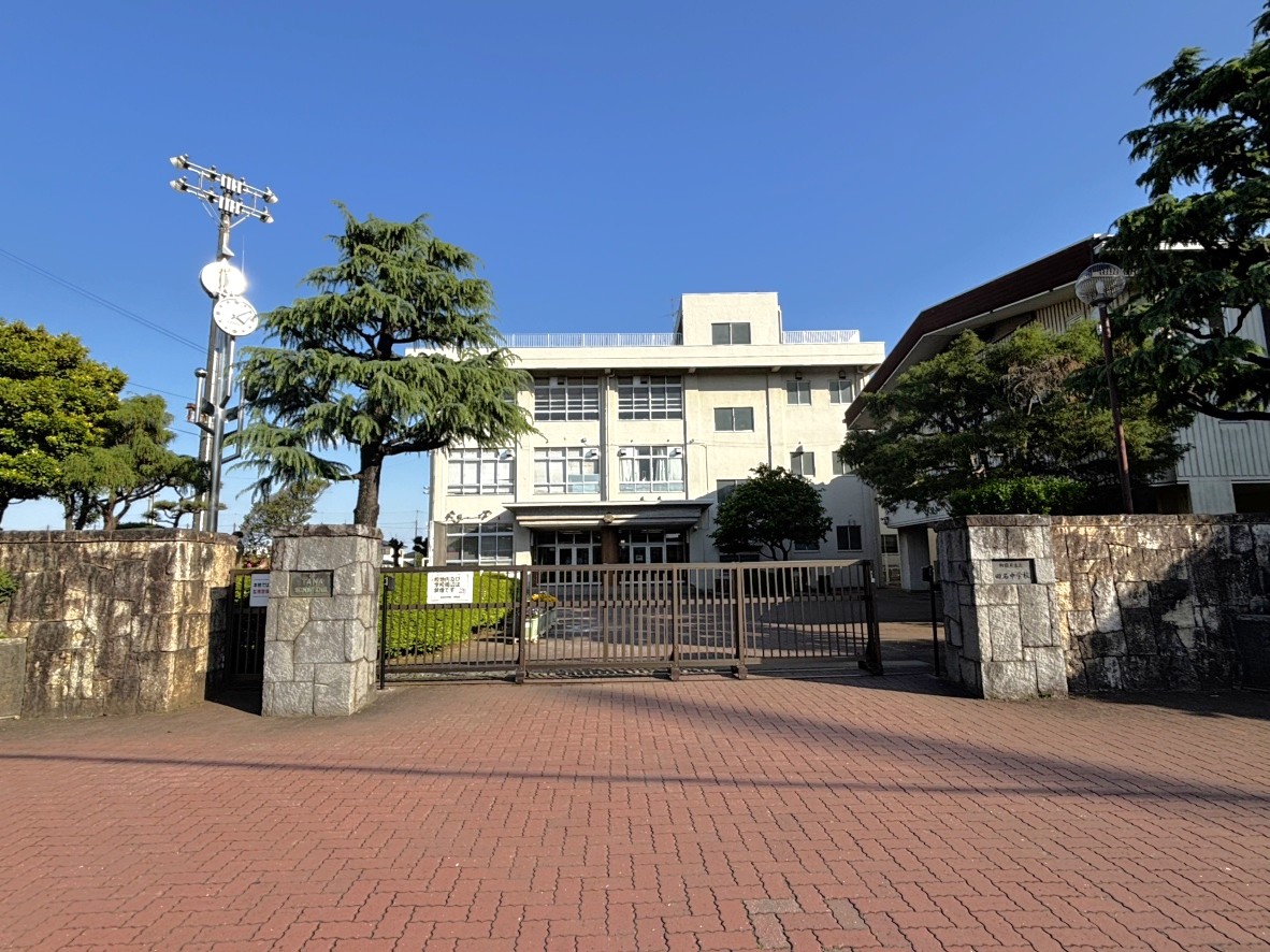 【相模原市立田名中学校】徒歩13分。『心豊かに主体的に生きる生徒』が教育目標に掲げられています。HPでは、年間行事予定や給食の献立のほか、学校生活の様子が写真付きで掲載されています。