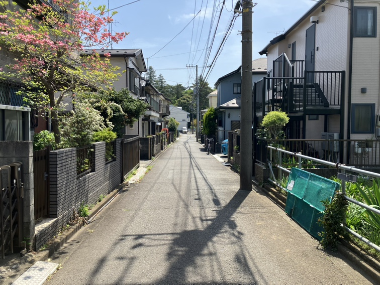 【前面道路含む現地写真】幅員約4.0mの公道に面しています。間口は8.0m以上あり、幅広いプランをご検討いただけそうです。実際の土地状況・周囲の様子など、ぜひ現地にてご確認ください。